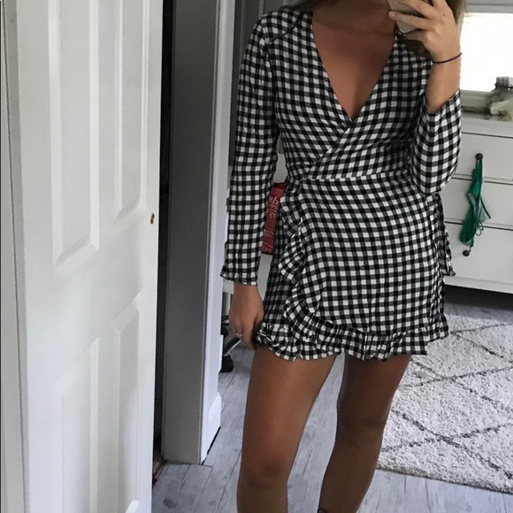 never worn- princess polly gingham wrap dress - Picture 5 of 5